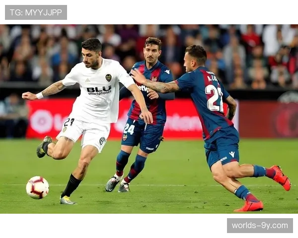 通讯：西班牙人主场绝杀保级对手，球迷冲入球场致比赛中断十分钟